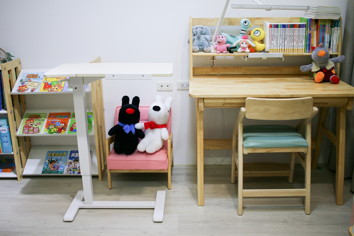 【開箱】愛兒館斜面式氣動升降伴讀桌開箱：全家人的萬用邊桌、智能移動邊桌