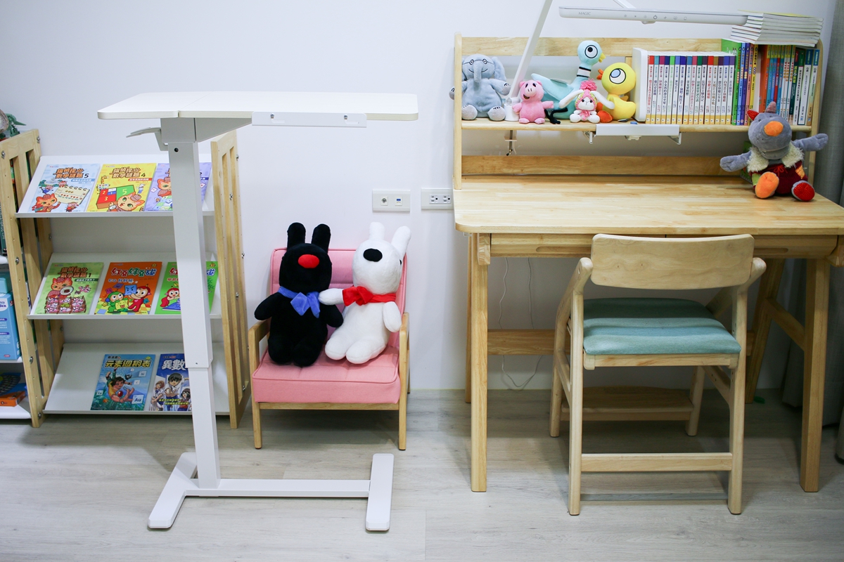 【開箱】愛兒館斜面式氣動升降伴讀桌開箱:全家人的萬用邊桌、智能移動邊桌 - 第20張圖 【開箱】愛兒館斜面式氣動升降伴讀桌開箱:全家人的萬用邊桌、智能移動邊桌