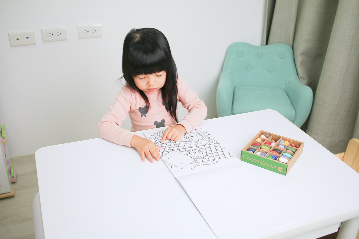 【團購】酷蠟石大豆蠟筆(和著色繪本)Crayon Rocks  色彩豐富、三點握姿輕鬆運筆