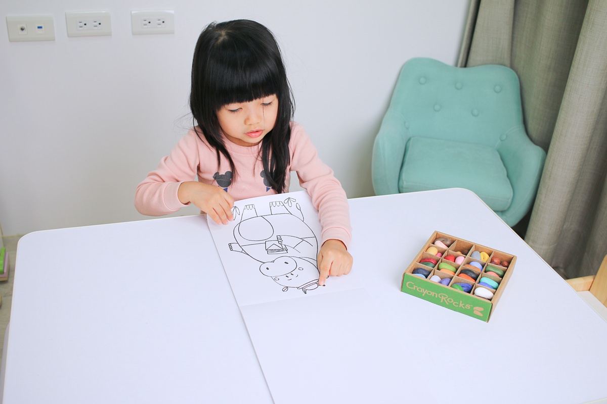 【團購】酷蠟石大豆蠟筆(和著色繪本)Crayon Rocks  色彩豐富、三點握姿輕鬆運筆