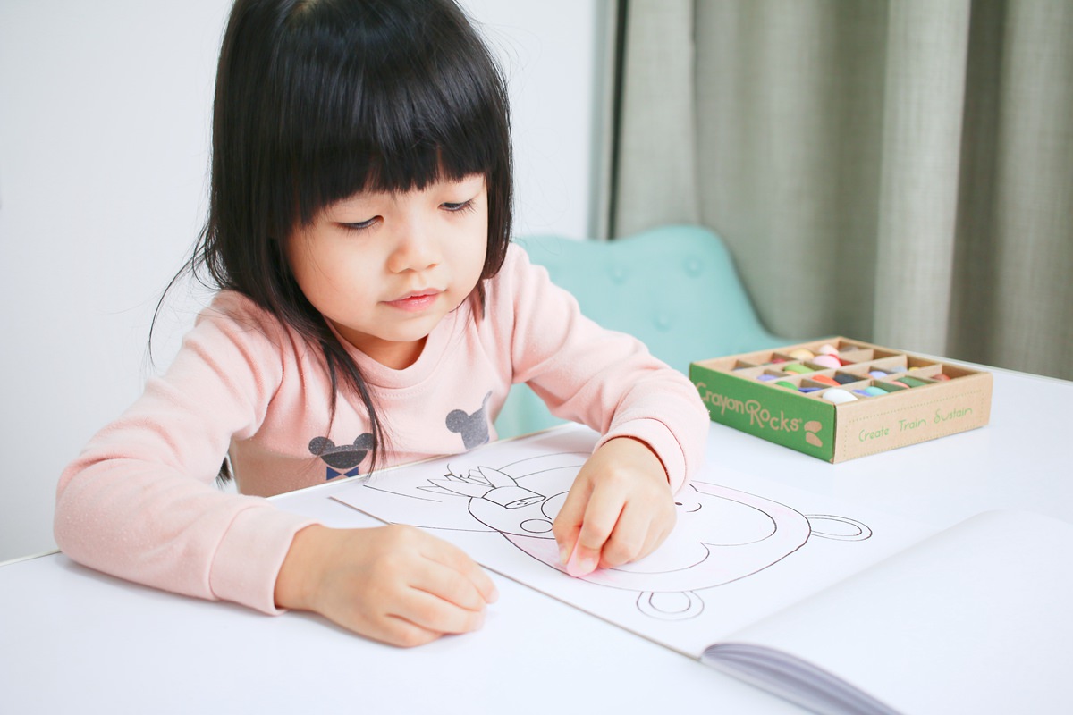 【團購】酷蠟石大豆蠟筆(和著色繪本)Crayon Rocks  色彩豐富、三點握姿輕鬆運筆