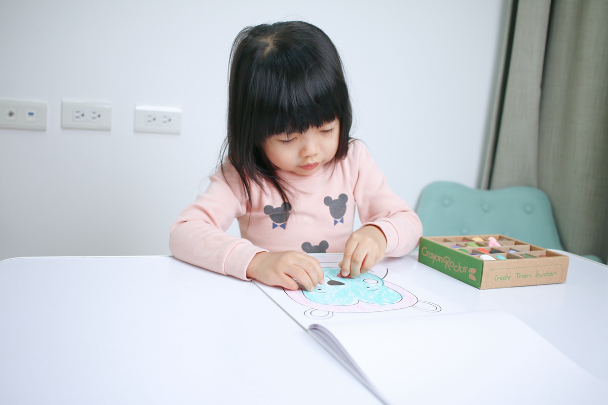 【團購】酷蠟石大豆蠟筆(和著色繪本)Crayon Rocks  色彩豐富、三點握姿輕鬆運筆