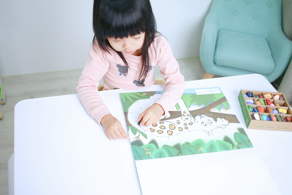 【團購】酷蠟石大豆蠟筆(和著色繪本)Crayon Rocks  色彩豐富、三點握姿輕鬆運筆