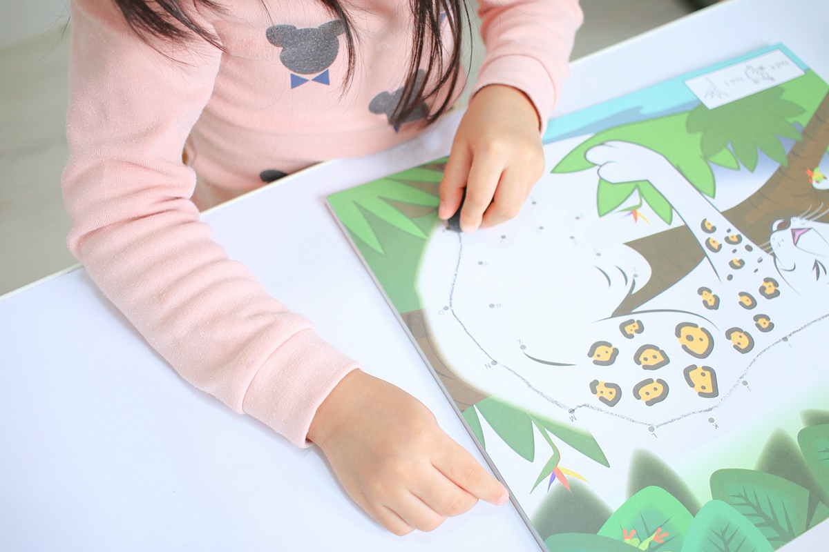 【團購】酷蠟石大豆蠟筆(和著色繪本)Crayon Rocks  色彩豐富、三點握姿輕鬆運筆