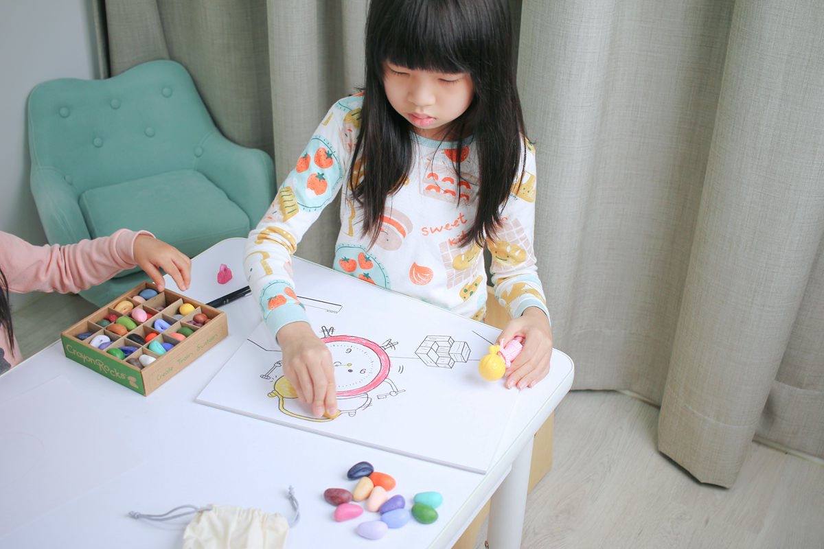 【團購】酷蠟石大豆蠟筆(和著色繪本)Crayon Rocks  色彩豐富、三點握姿輕鬆運筆