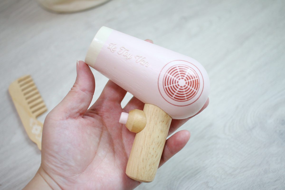 【團購】Le Toy Van女孩我最大夢幻時尚梳妝台+夢幻時尚造型玩具組 滿足小女孩的裝扮慾 - 第17張圖 【團購】Le Toy Van女孩我最大夢幻時尚梳妝台+夢幻時尚造型玩具組 滿足小女孩的裝扮慾