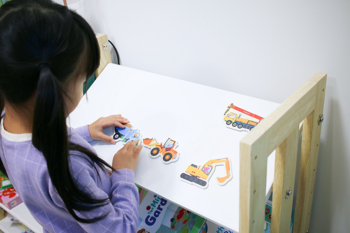 【團購】愛兒館旋轉書櫃實測：5.5級地震也搖不倒的超強收納！加碼開箱行動書包櫃、我的第一座小書櫃