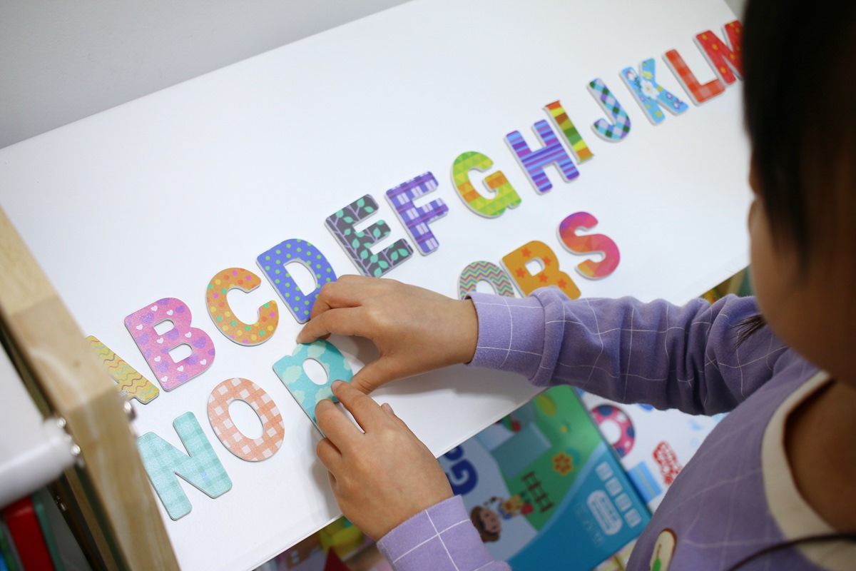 【團購】愛兒館旋轉書櫃實測：5.5級地震也搖不倒的超強收納！加碼開箱行動書包櫃、我的第一座小書櫃