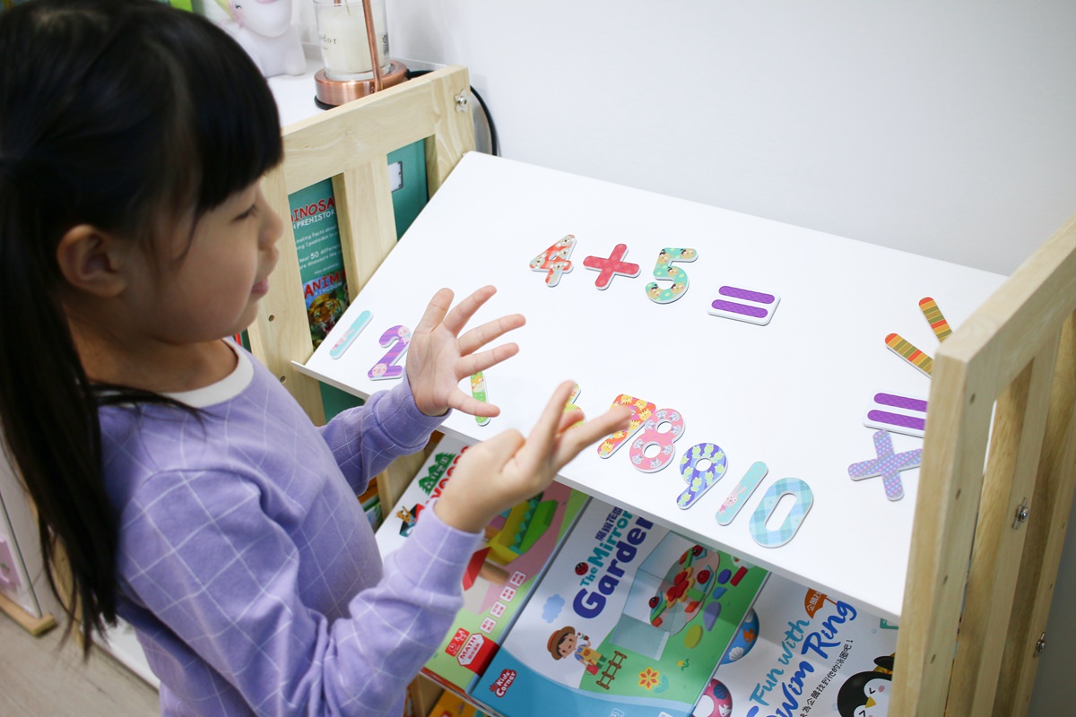 【團購】愛兒館旋轉書櫃實測：5.5級地震也搖不倒的超強收納！加碼開箱行動書包櫃、我的第一座小書櫃