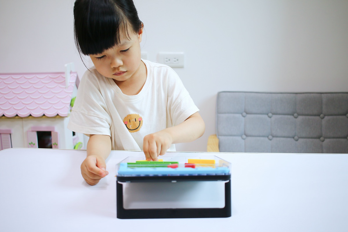 HANAYAMA 超好玩的益智桌遊遊戲，讓孩子在遊戲中培養邏輯思考與推理、分析能力