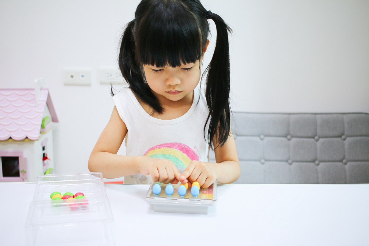 HANAYAMA 超好玩的益智桌遊遊戲，讓孩子在遊戲中培養邏輯思考與推理、分析能力