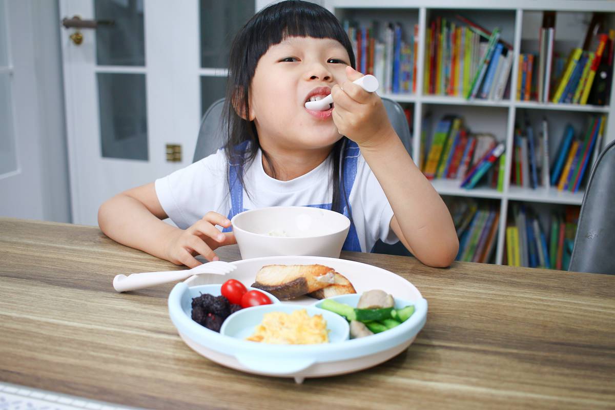 【兒童餐具推薦】Miniware小食客六入組  矽膠吸盤吸力強，使用期長，從6個月的BLW時期到孩子5、6歲以上都能使用