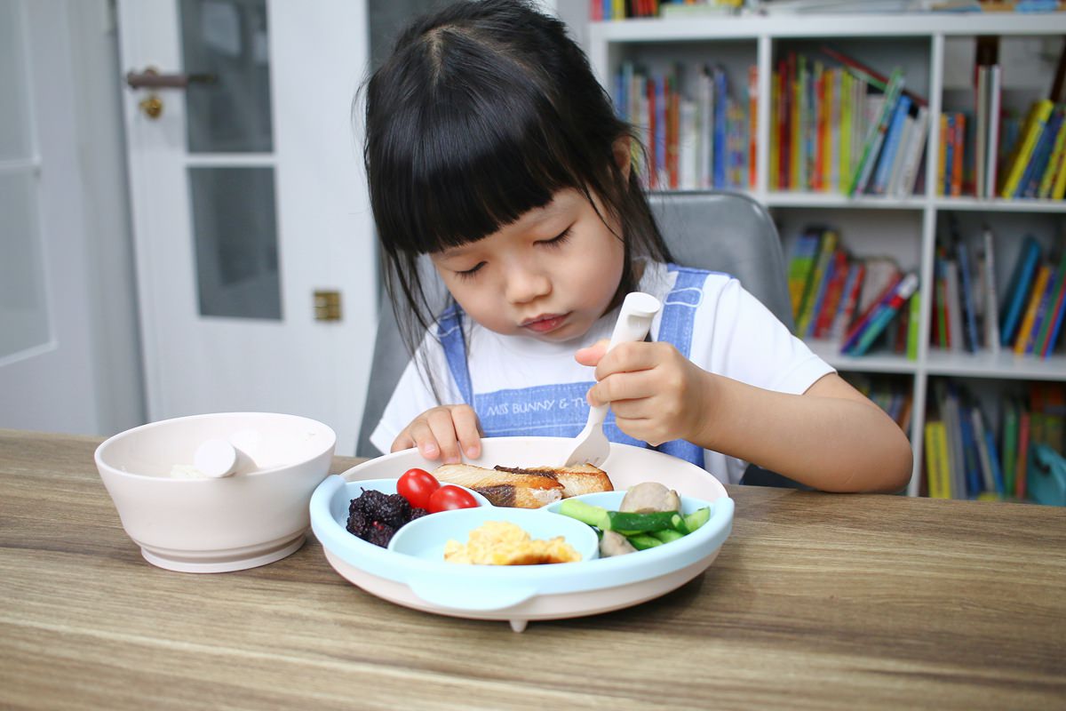 【兒童餐具推薦】Miniware小食客六入組  矽膠吸盤吸力強，使用期長，從6個月的BLW時期到孩子5、6歲以上都能使用