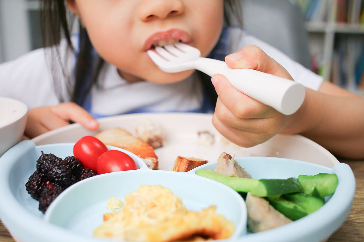 【兒童餐具推薦】Miniware小食客六入組  矽膠吸盤吸力強，使用期長，從6個月的BLW時期到孩子5、6歲以上都能使用